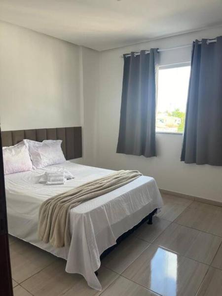 The photo shows the Flat charmoso entre 2 avenidas located in the city of Feira de Santana.