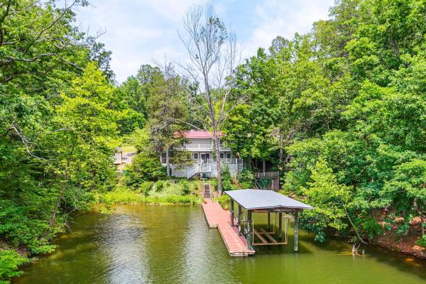 A la foto es mostra l'objecte Smith Mountain Lake Cottage with Dock and Fire Pit! situat a la ciutat de Union Hall.
