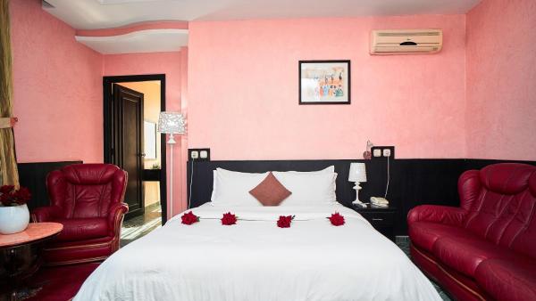 På billedet ses objektet Hôtel Texuda beliggende i byen Rabat.