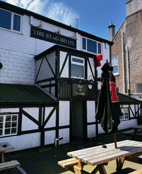 På billedet ses objektet The Stag Hotel beliggende i byen Banchory.
