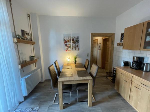 På billedet ses objektet FeWo Nietleben mit 2Schlafzimmer & Balkon beliggende i byen Brachwitz.