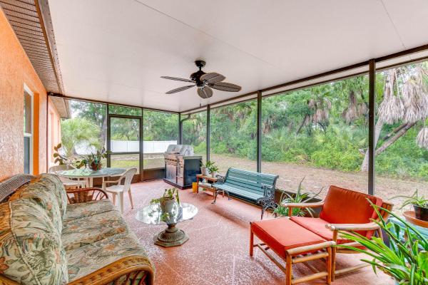 Auf dem Foto ist das Objekt North Port Home with Charming Lanai about 7 Mi to Beach in der Stadt Murdock zu sehen.