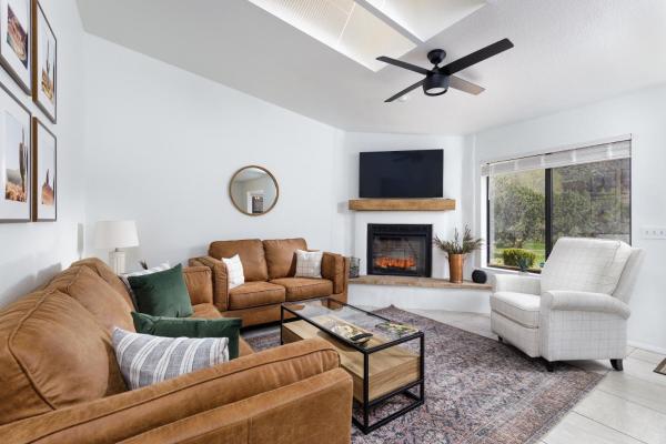 写真にはセドナ市にあるStylish Townhome on Golf Course Red Rock Viewが写っています。