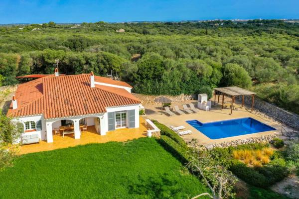 Na fotografii je vidět objekt Menorca Bon Bon nacházející se ve městě Biniparrell.
