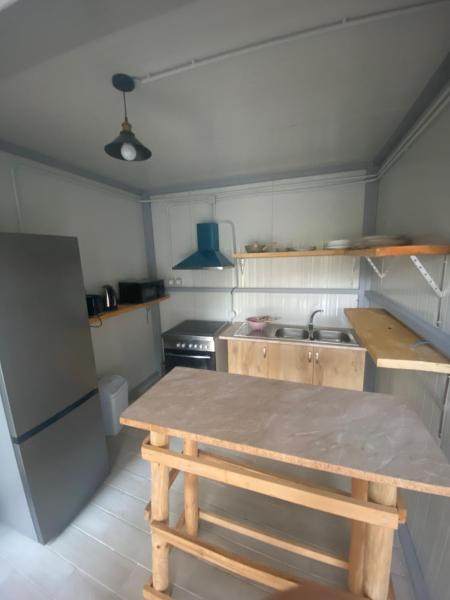 A la foto es mostra l'objecte Eleni's Holiday Rooms situat a la ciutat de Himare.
