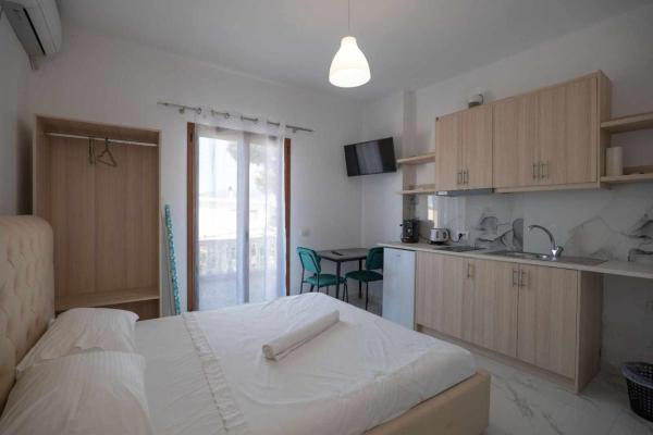 Na fotografii je vidět objekt Villa Asllani ap3 nacházející se ve městě Gjashtë.