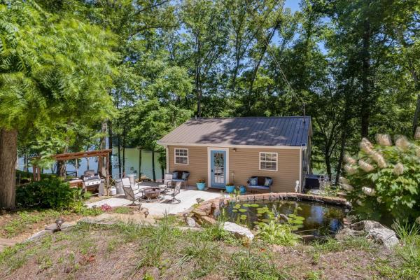 A la foto es mostra l'objecte Riverfront Cottage Near Rock Island State Park situat a la ciutat de Sparta.