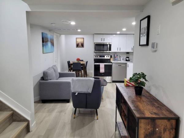 A la foto es mostra l'objecte Beautiful Comfy Guest Suite in West EDM situat a la ciutat de Edmonton.