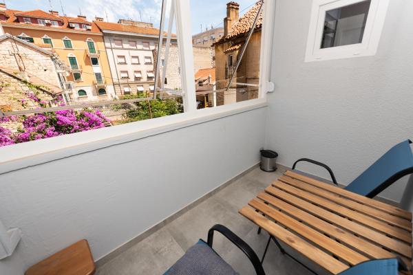 The photo shows the Laghanini Apartments located in the city of Split.