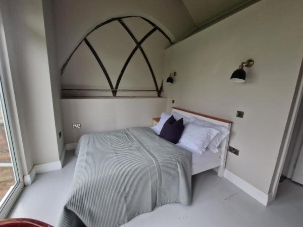 照片显示了位于Woburn市的Loft Barn Apartment, sleeps 4物件。