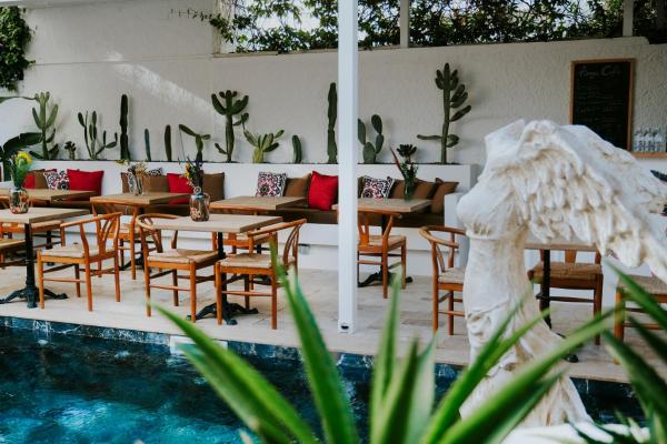 På billedet ses objektet Piraye Otel Alaçatı beliggende i byen Çeşme.