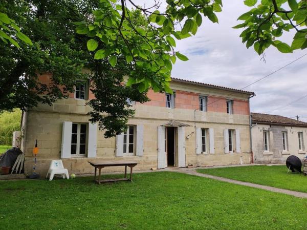 På bilden syns objektet Grande maison au calme som ligger i staden Saint-André-de-Cubzac.