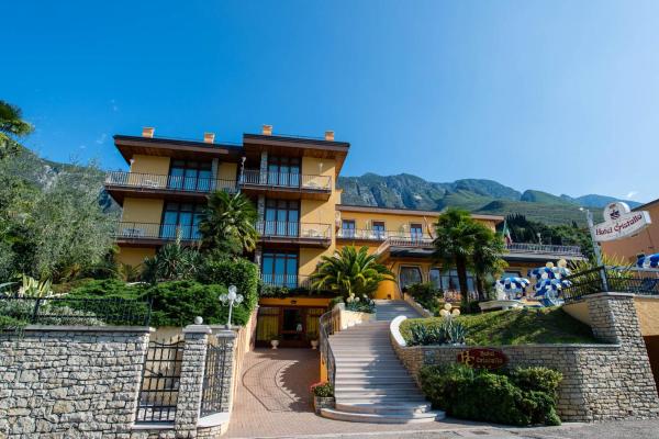 Na foto é possível ver o objeto Hotel Cristallo localizado na cidade de Malcesine.