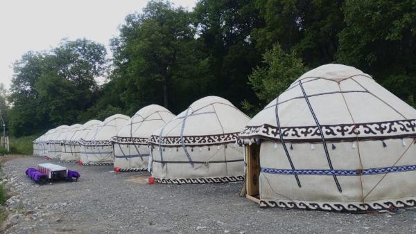 Na fotografii je vidět objekt Yurt camp Muras, Arstanbap nacházející se ve městě Arslanbob.