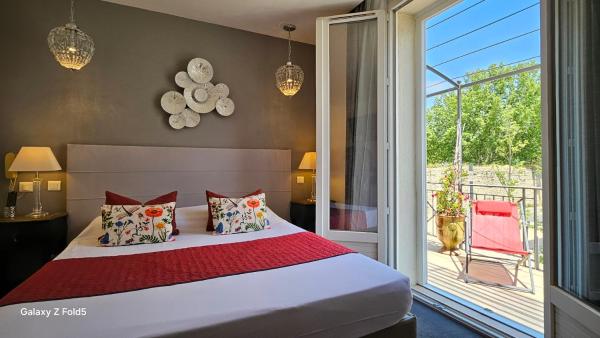 Na zdjęciu widoczny jest obiekt Brit Hotel Acacias położony w mieście Arles.