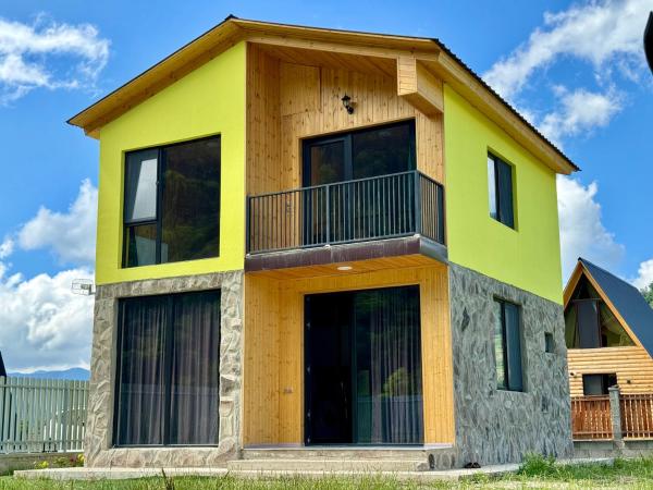 Na fotografii je vidět objekt Buddy House Borjomi nacházející se ve městě Bordžomi.