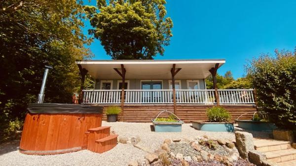 A la foto es mostra l'objecte Couples Escape - Summerhouse cabin with hot tub and stunning views situat a la ciutat de Truro.