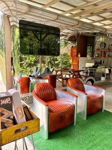 A la foto es mostra l'objecte The Tin Cabin Luxury Camper situat a la ciutat de Bitangan.