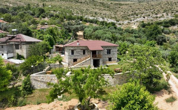 På bilden syns objektet Villa Shpiragu Village Experience som ligger i staden Konizbaltë.