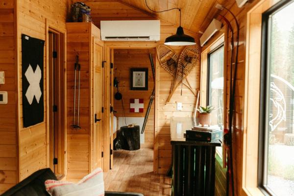 A la foto es mostra l'objecte The Ski Haus A Montana Tiny Cabin Forest Retreat situat a la ciutat de Lakeside.
