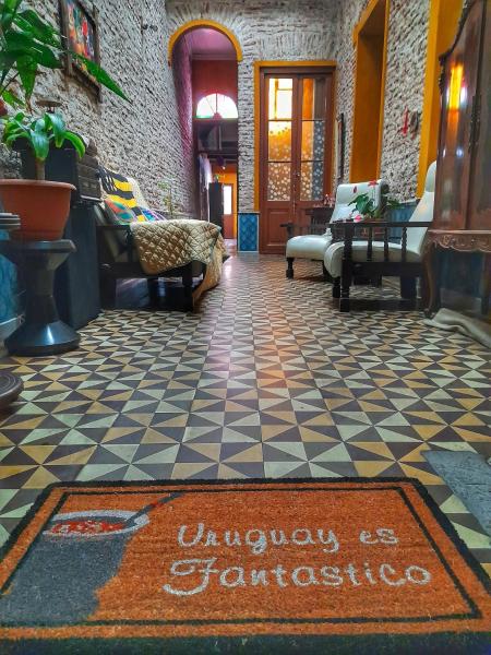 写真にはモンテビデオ市にあるEl Patio de la Morochaが写っています。