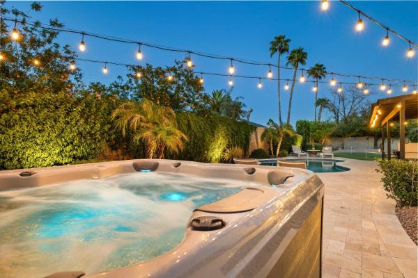 A la foto es mostra l'objecte Stylish Home W Hot Tub, Heated Pool & Game Room situat a la ciutat de Phoenix.