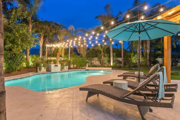 A la foto es mostra l'objecte Outdoor Misters W Pool, Bbq & Elegant Renovation situat a la ciutat de Phoenix.
