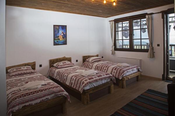Op de foto is het object Chateau Erkech Triple Room te zien, gelegen in de stad Kozichino.