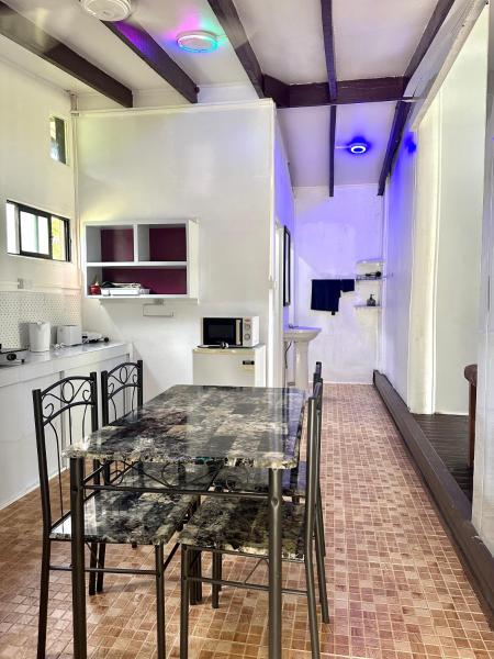 Nella foto è visibile l'oggetto Furnished Modern Farm Flat Tuvurara Savusavu Jasmeeruls Bayt situato nella città di Nakasa.