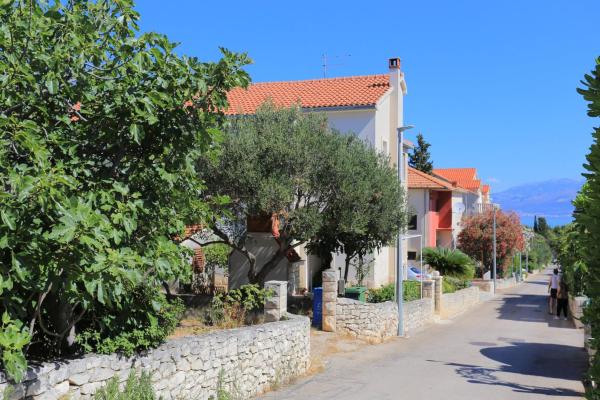 Na zdjęciu widoczny jest obiekt Apartments with parking space Supetar, Brac - 21655 położony w mieście Supetar.