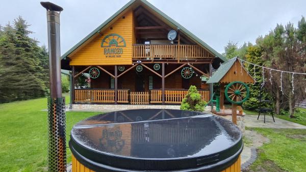 Na zdjęciu widoczny jest obiekt Ranczo Bieszczady duży Domek z Jacuzzi i Sauną położony w mieście Temeszów.