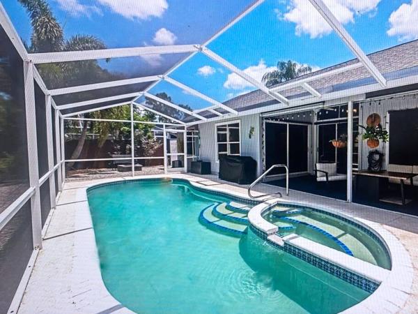 På billedet ses objektet Casa Azul Sarasota Retreat beliggende i byen Sarasota.