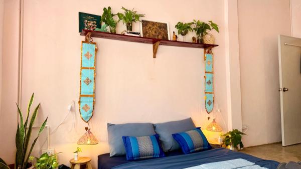 照片显示了位于Chinatown市的Baan YentaFo - Pink House 2nd floor物件。