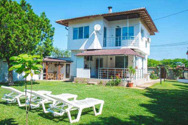 A la foto es mostra l'objecte Kristi Houses situat a la ciutat de Vaklino.