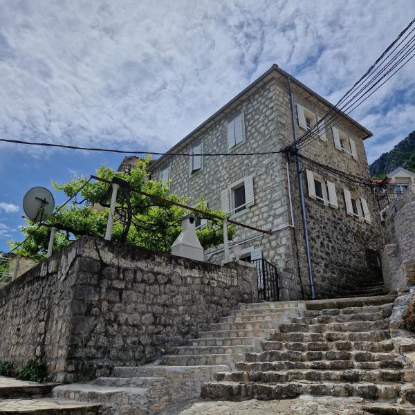 A la foto es mostra l'objecte Archaia situat a la ciutat de Strp.