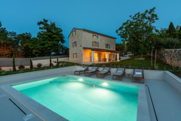 Na zdjęciu widoczny jest obiekt Villa Heureka-amazing heated pool and sauna położony w mieście Barat.