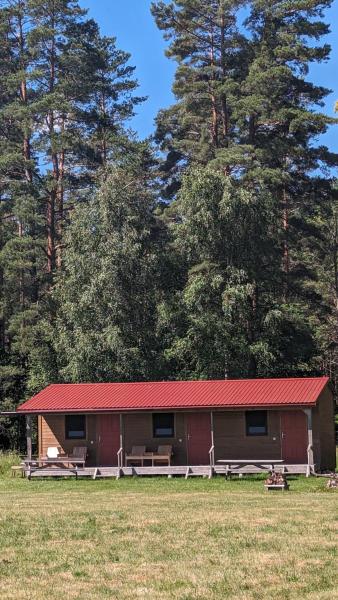 Op de foto is het object Strautmali Forest House te zien, gelegen in de stad Mazirbe.