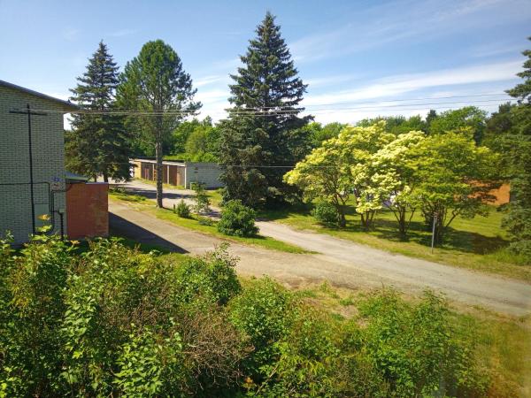 Na foto é possível ver o objeto Lohusuu Kortermajutus localizado na cidade de Vadi.