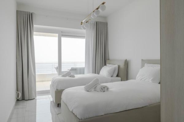 Fotografie 8: Seafront Elegance with Pool