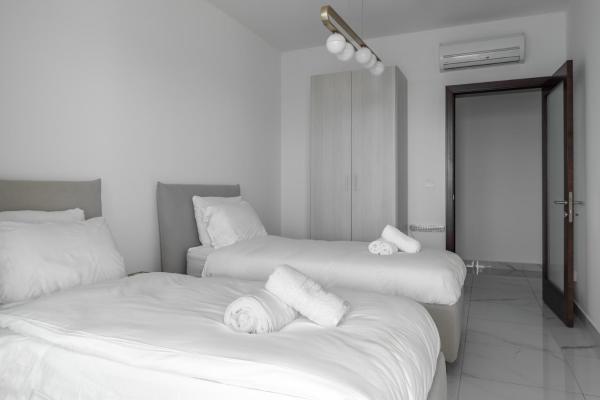 Fotografie 9: Seafront Elegance with Pool