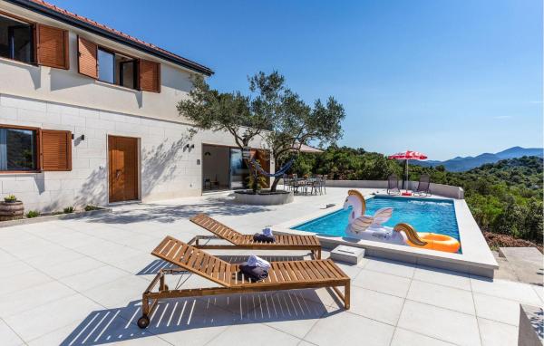Na zdjęciu widoczny jest obiekt Gorgeous Home In Ploce położony w mieście Ploče.
