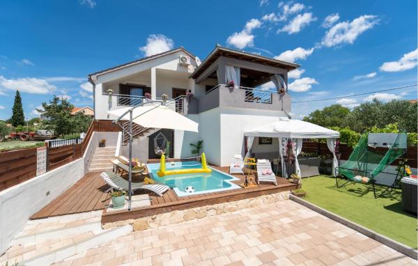 Na zdjęciu widoczny jest obiekt Pet Friendly Home In Tinj With Jacuzzi położony w mieście Tinj.