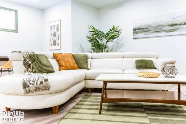 A la foto es mostra l'objecte Spacious Bright Suite - Sleeps 4 - King Bed - NFLX situat a la ciutat de Edmonton.
