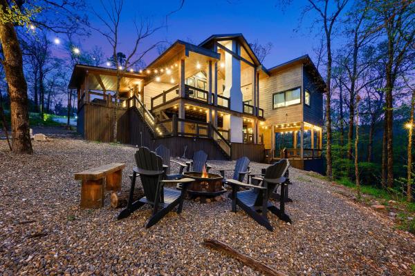 På bildet vises objektet Secluded Creekside Cabin w/ Hot Tub & Fire Pit! som ligger i byen Broken Bow.