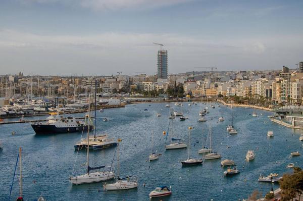 A la foto es mostra l'objecte The Strand Apartments by Homely situat a la ciutat de Sliema.