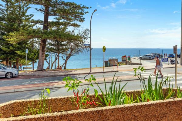 La photo montre l'objet 10 Cottesloe - steps from beach - sleeps 3-WIFI situé dans la ville de Perth.
