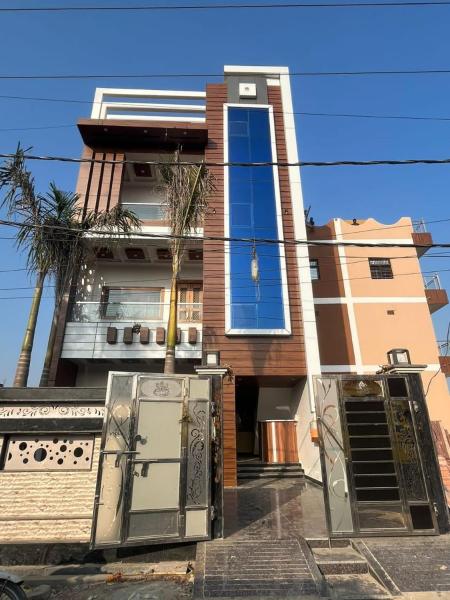 A la foto es mostra l'objecte Vaishnavi dham situat a la ciutat de Vrindāvan.