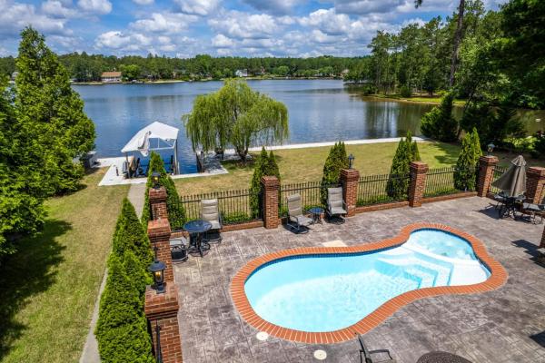 A la foto es mostra l'objecte WaterEdge Lake House situat a la ciutat de Johnsonville.