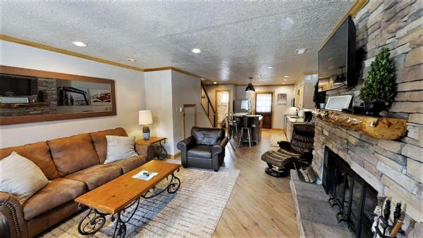 Na fotografii je vidět objekt Claim Jumper Townhouse 03 - On the River - Across from the Fishing Ponds - WiFi - Cable - Near Ski Area - Wood Burning Fireplace nacházející se ve městě Red River.