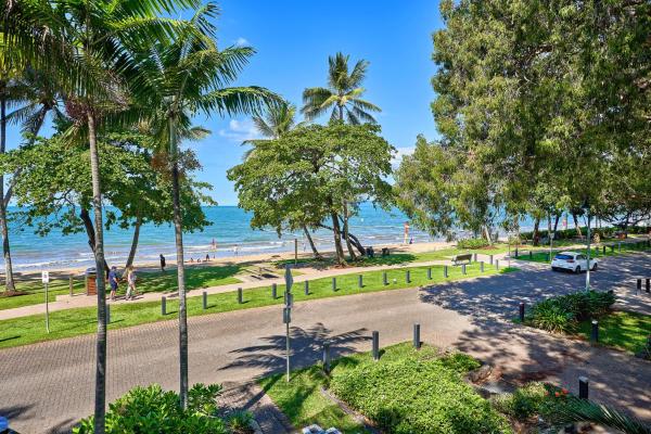 Absolute Beachfront 2 Bedroom Apartment 201 Alassio Palm Cove - Palm Cove